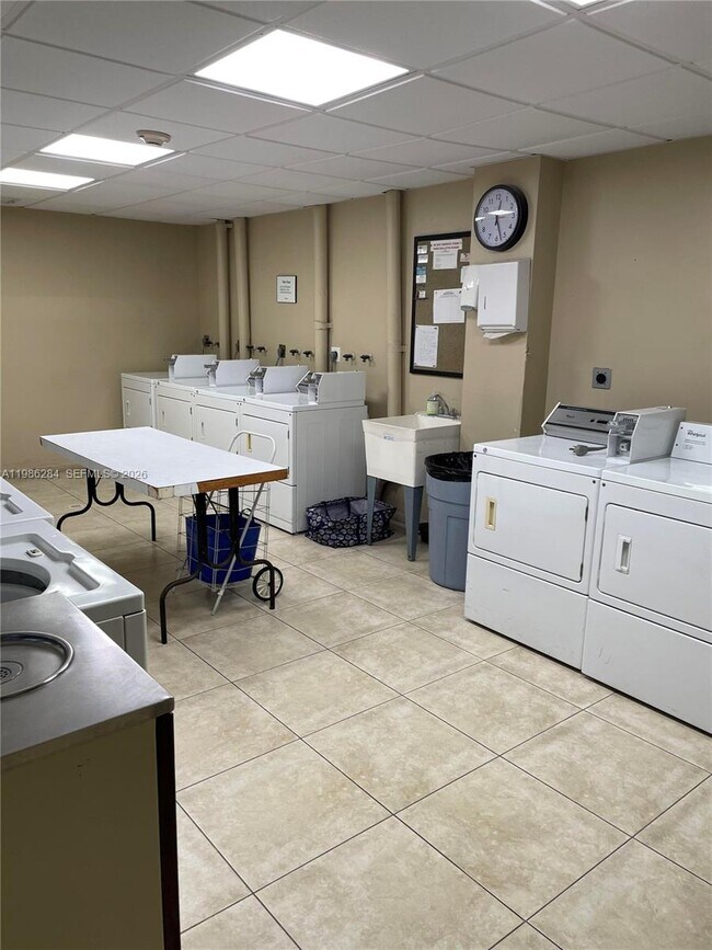 Building Photo - 900 NE 18th Ave