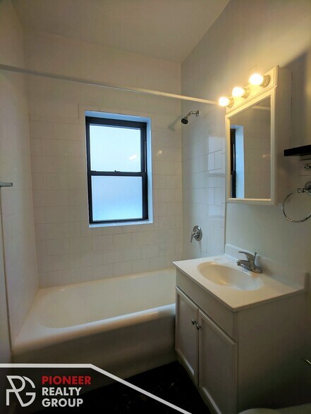 Building Photo - 556 W Arlington Pl