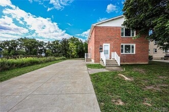 Building Photo - 862 Falcon Dr