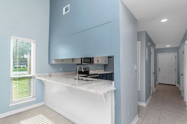 Building Photo - 2BD / 2BA Home Near Eglin AFB and Downtown...