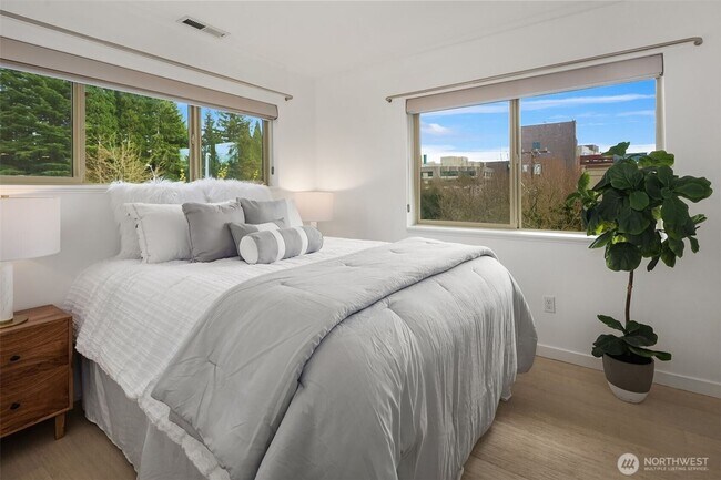 Building Photo - 3bd/2.25Ba Seattle Townhouse
