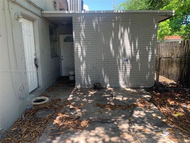 Building Photo - 900 NW