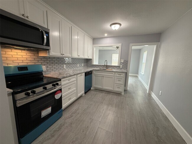 Building Photo - 1146 Majestic St