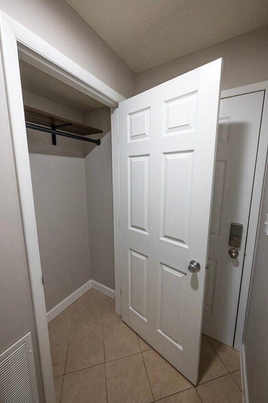 Entry Closet - 8892 Eagleview Dr