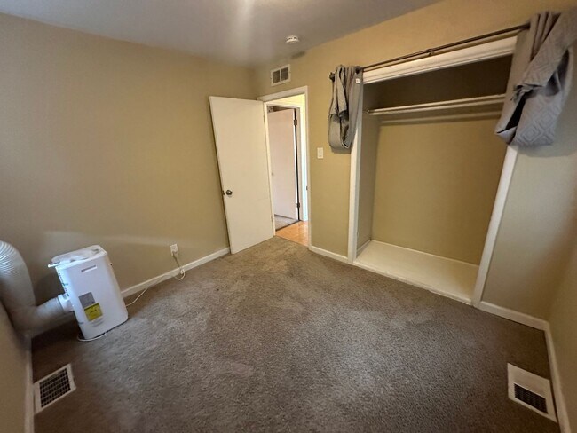 Building Photo - Great Location! Charming Ranch in University Hills- Large Lot!