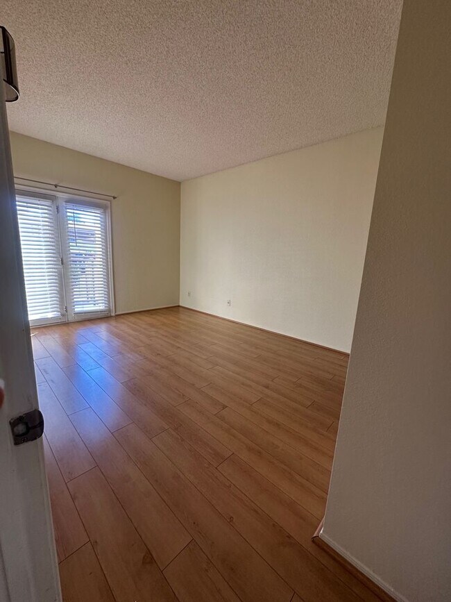 Building Photo - Spacious Remodeled 2 Bed/2Bath Condo!