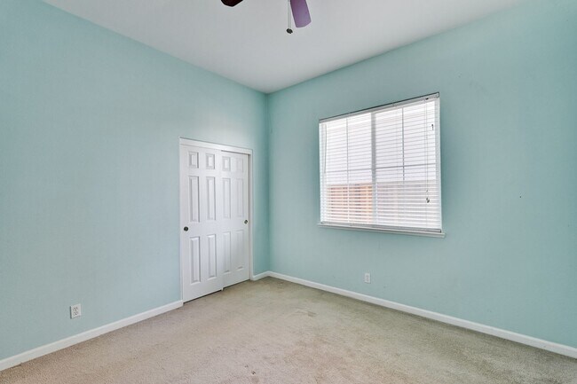 Building Photo - Spacious 3 Bedroom, 2 Bathroom Home with D...