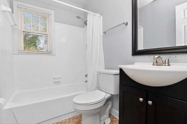 Building Photo - Spring Rent Special on this Adorable Two Bedroom Apartment Near Cotswold!