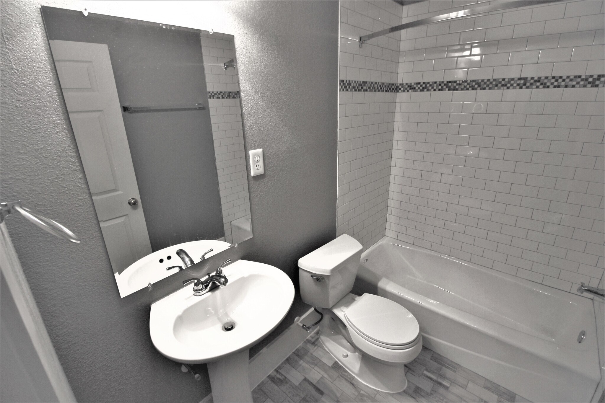 Building Photo - 4405 Woodside St