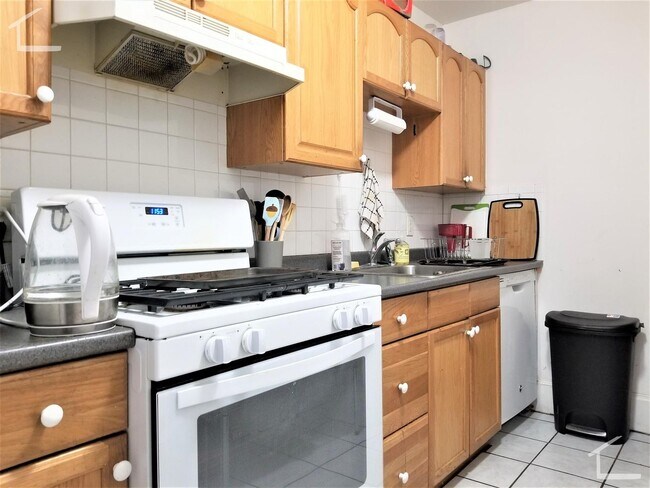 Building Photo - Great Three bed in Packards corner