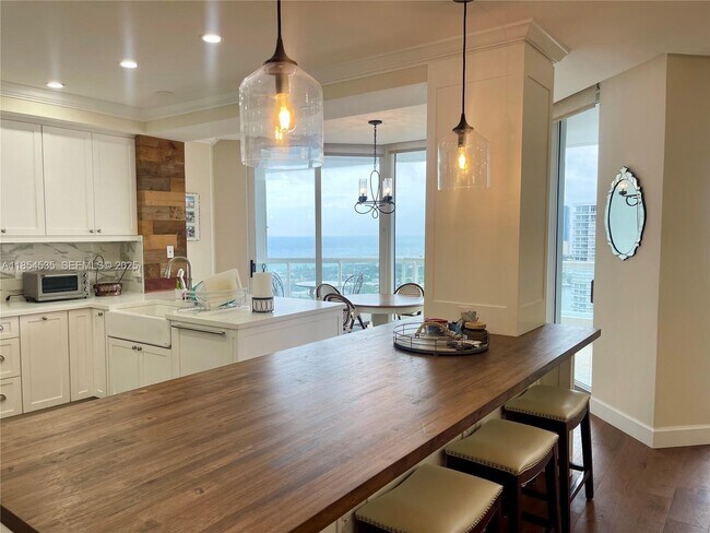 Building Photo - 21050 Point Pl