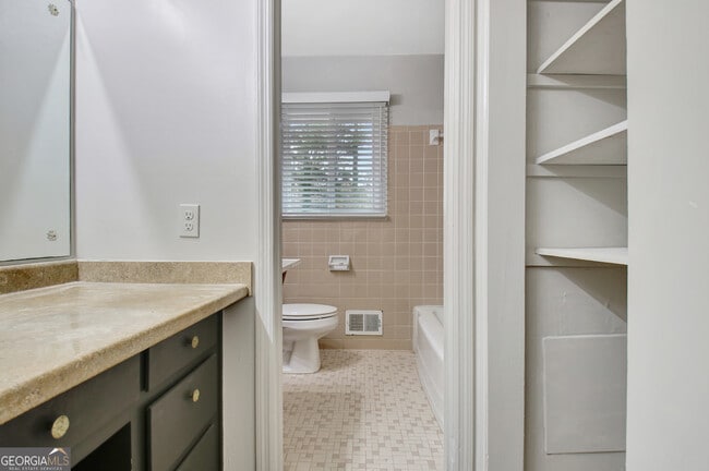 Building Photo - 500 Circle Dr