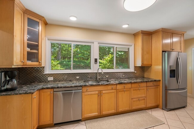 Building Photo - Prestine mid-century modern ranch minutes from Southpoint!- Application Pending
