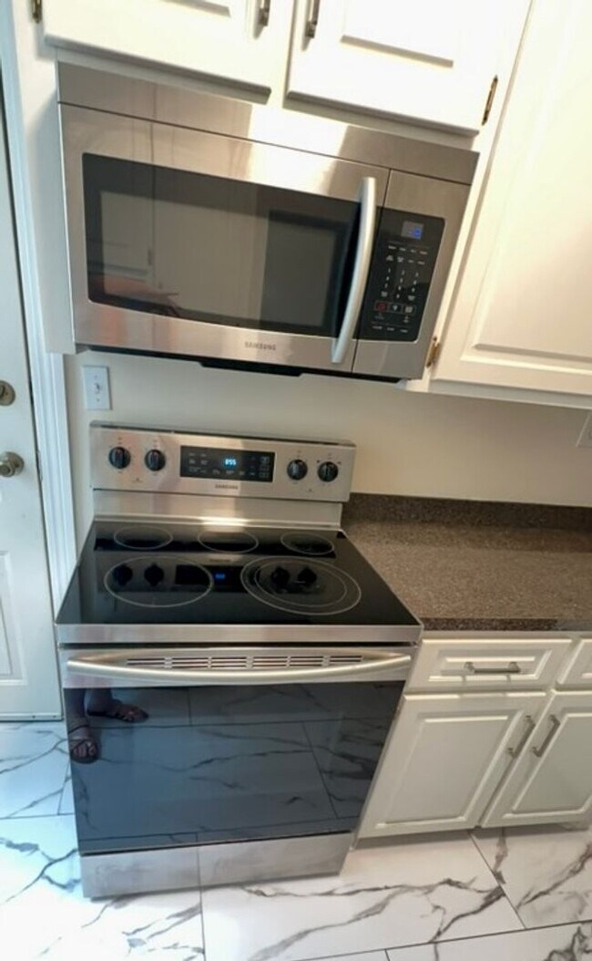 Building Photo - Bright & Modern 1-Bedroom Condo in Heathwood Court – Walkable & Inviting ~ Available May 2026!