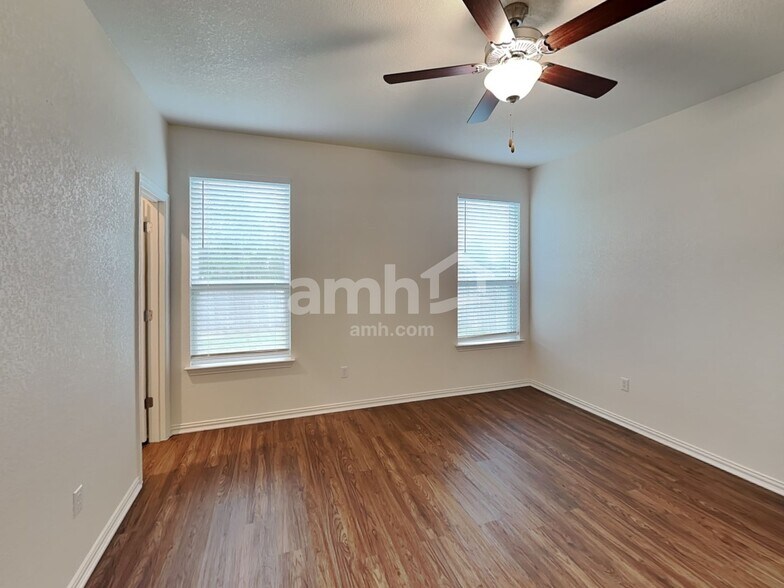 Building Photo - 457 Pebble Bend