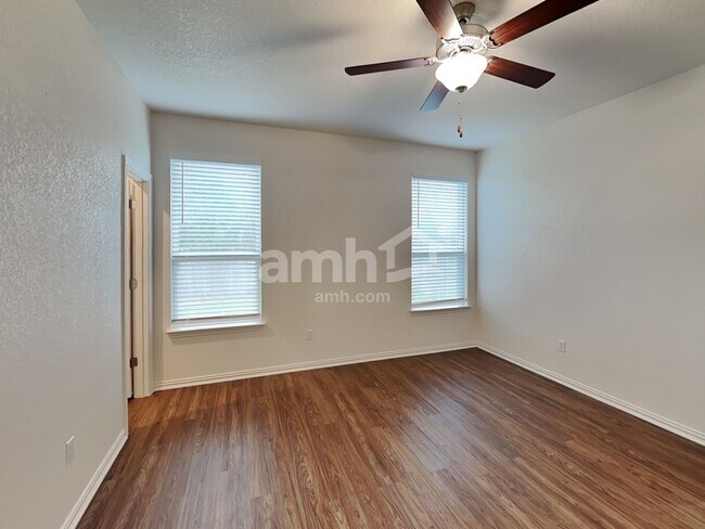 Building Photo - 457 Pebble Bend