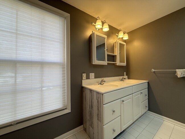 Building Photo - 2447 Roanoke Dr