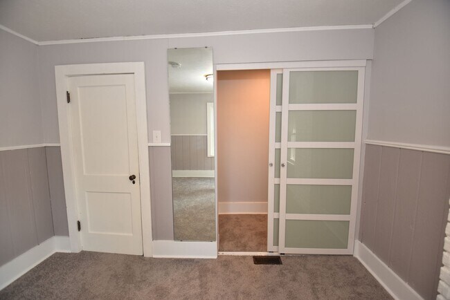 Building Photo - Near Notre Dame  2 Story 3 bedroom with 2 car garage