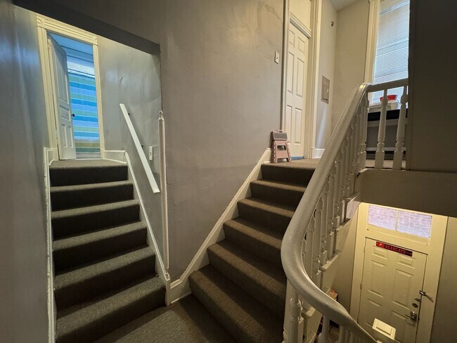 Building Photo - 7 bedroom/ 3bath Mins. from UC + Med Campu...