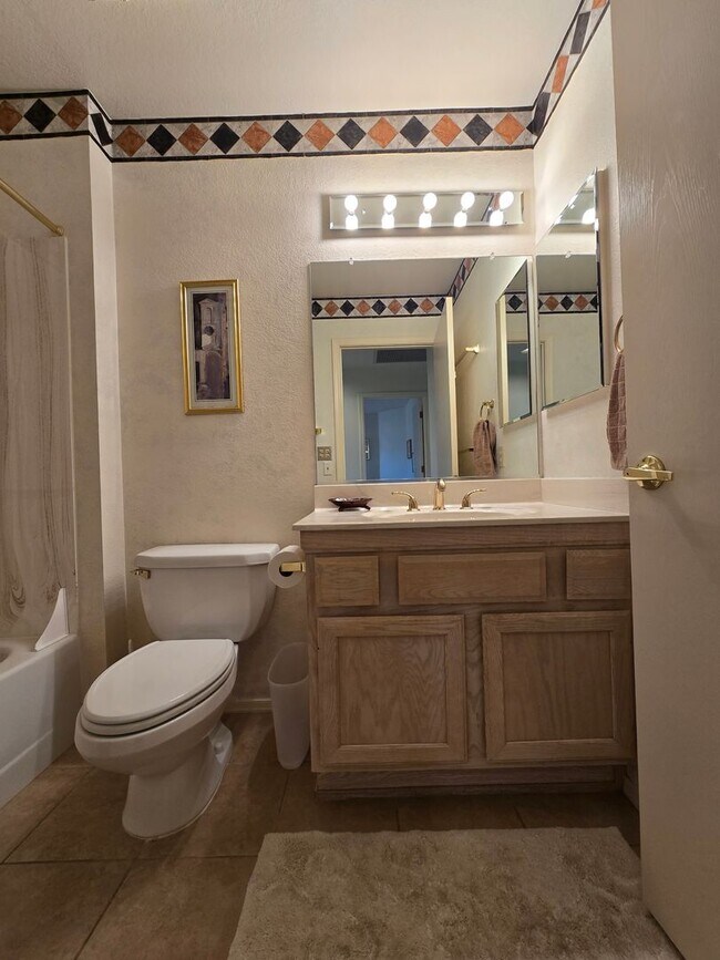 Building Photo - Fully Furnished single story 2 bed 2 bath ...