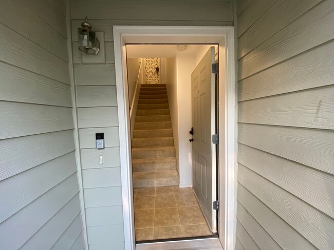 Building Photo - Location Location Location ~2 Bedroom 2.5 bath near OSU!