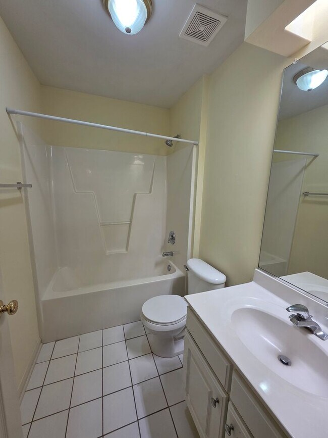 Building Photo - 3 BR Townhome in north High Point!