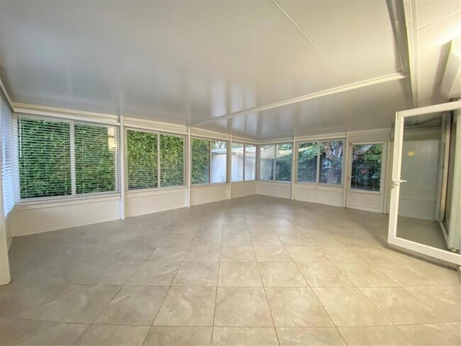 Building Photo - 1049 Van Buren St