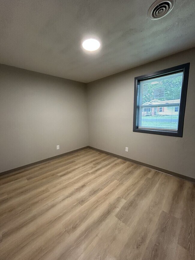 Building Photo - Just Remodeled! 3BR 1 1/2BA House - w/Garage!