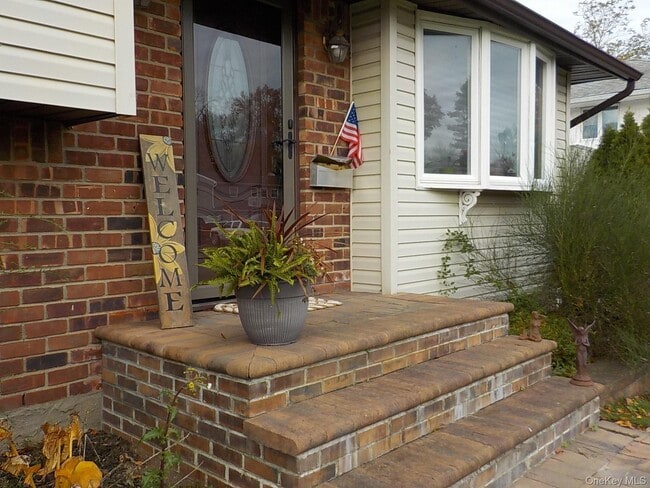 Building Photo - 12 Sycamore Ln