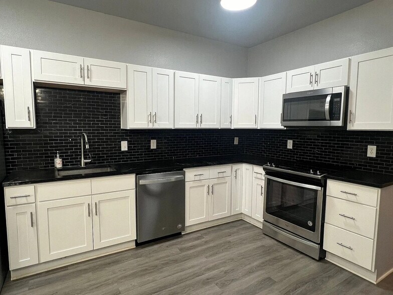 Building Photo - Room in Townhome on Magnolia Blossom St