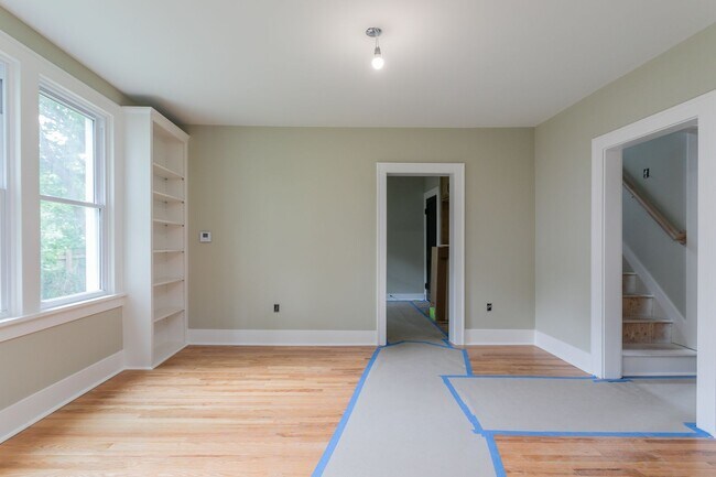 Building Photo - Recently Renovated Central Columbia Bungalow!