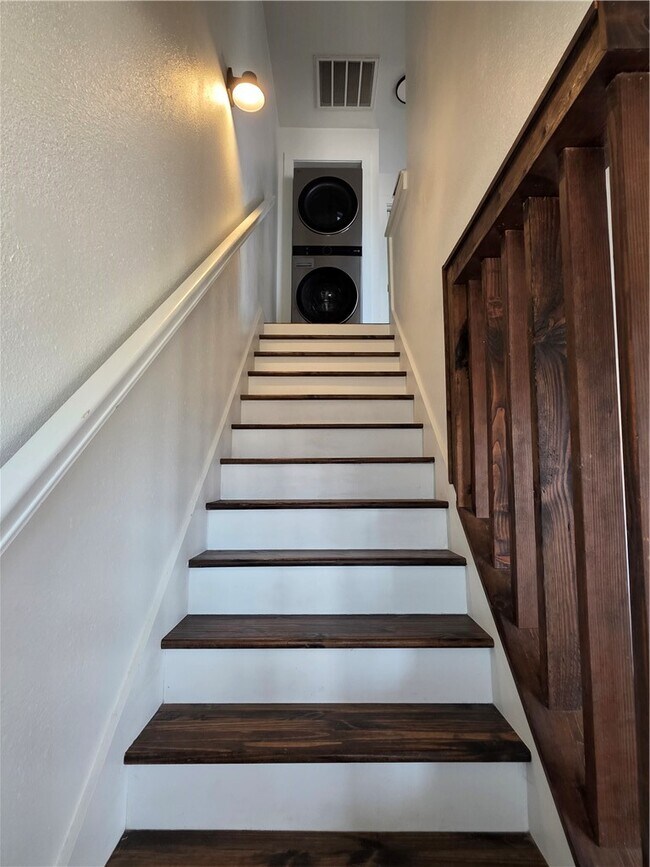 Building Photo - 2400 SE Jayel Terrace