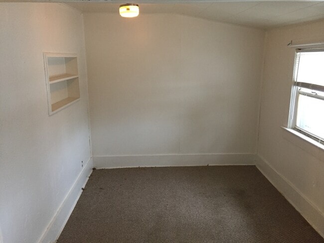 Building Photo - Single Family House 2 Bedroom, 2 Full Bath...