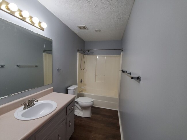 Building Photo - $1250 - 3 Bedroom 1 Bath Home offering Sunroom!