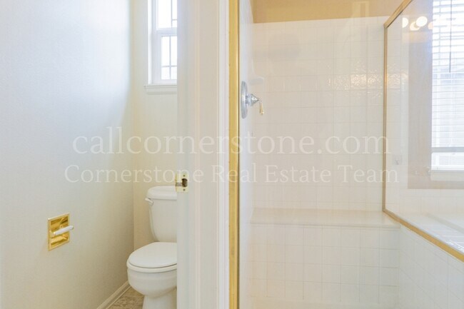 Building Photo - 3305 Hollycrest Dr