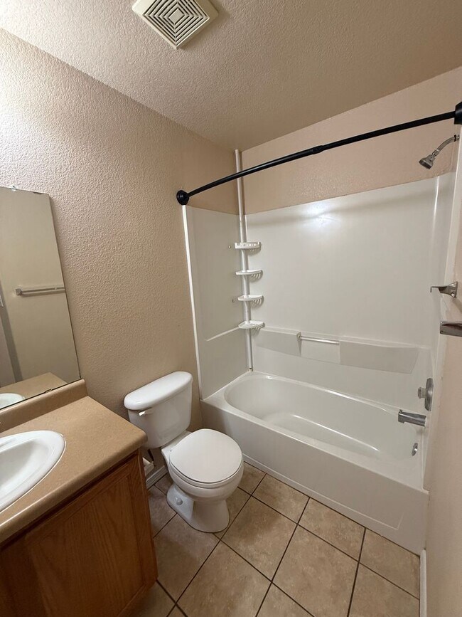 Building Photo - Spacious 5-Bedroom Home with 2 Living Areas – 2,270 Sq Ft Near Porter Dr.