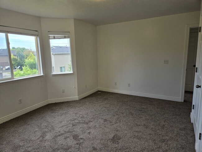 Building Photo - Beautiful 4 Bed, 2.5 Bath Townhome in Prim...