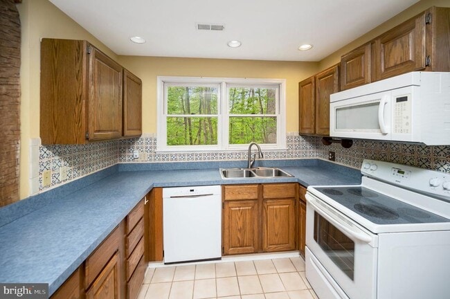 Building Photo - 130 Spring Wood Dr