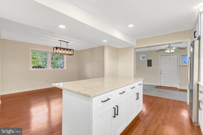 Building Photo - 6805 Reynard Dr