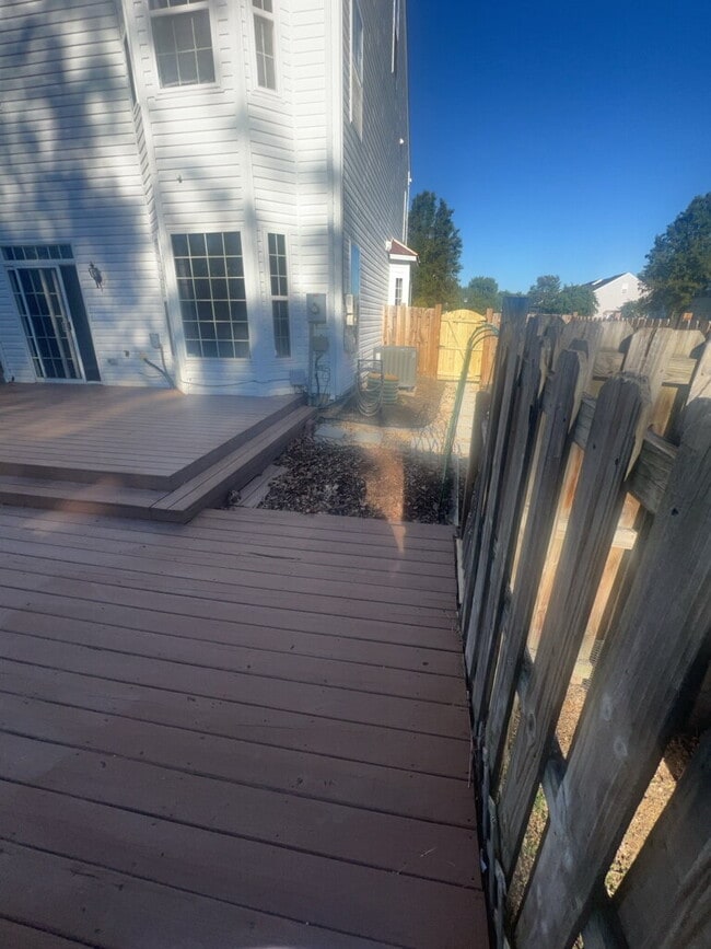 Building Photo - Spacious End-Unit 4 Bedroom Townhome for R...