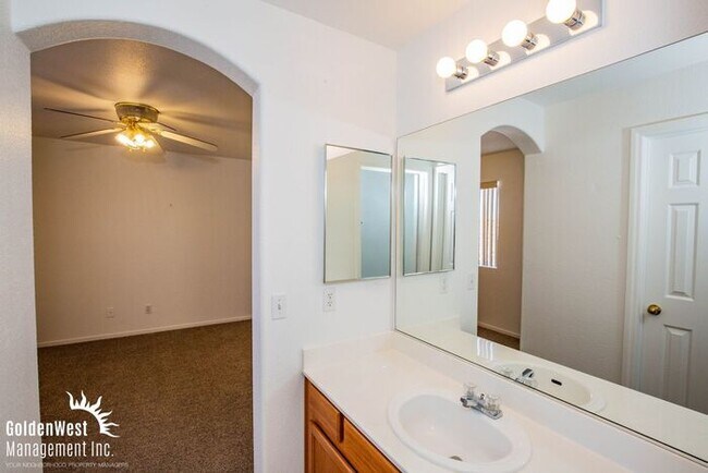Building Photo - Bright & Spacious 3Bdm 2.5Ba Home with Private Backyard in Las Vegas