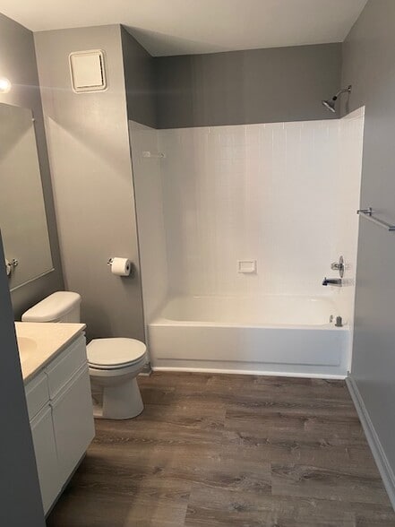 Hall /2nd bath - 10304 Westridge Dr