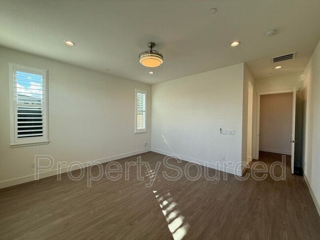 Building Photo - 1136 Crescent Ave