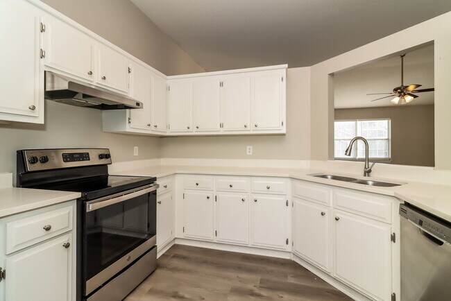 Building Photo - 12 Southview Dr