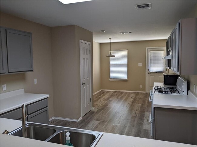 Building Photo - 302 McCarthur Dr