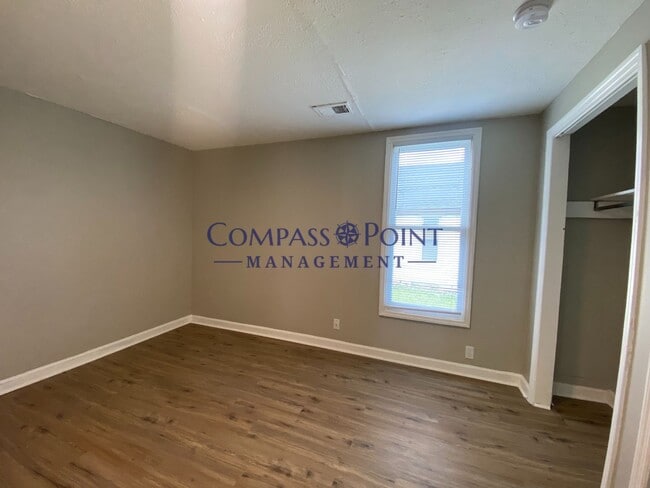 Building Photo - This huge 4 bedroom 1 bathroom house is Now Available!!