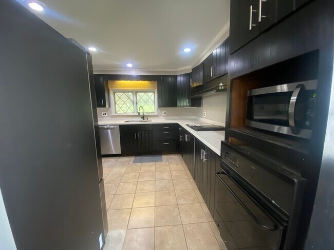 Building Photo - Beautiful 4 bedroom 1.5 bath located in th...