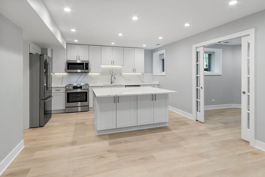 Building Photo - 935 W Winona St