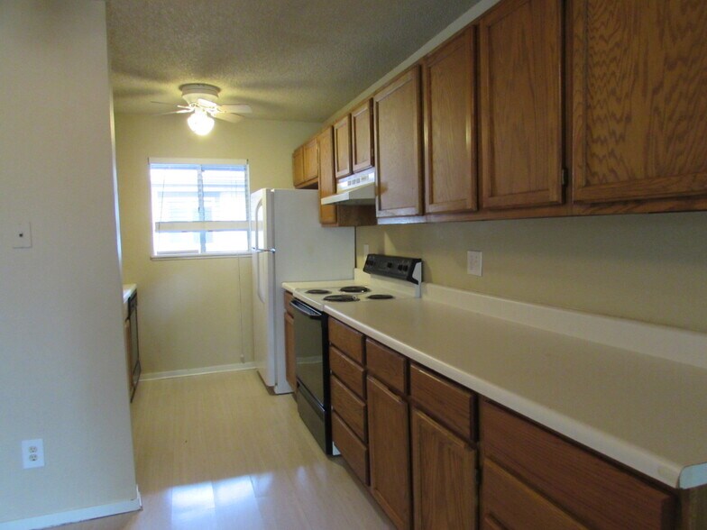 Building Photo - 3146 Lakeside Dr