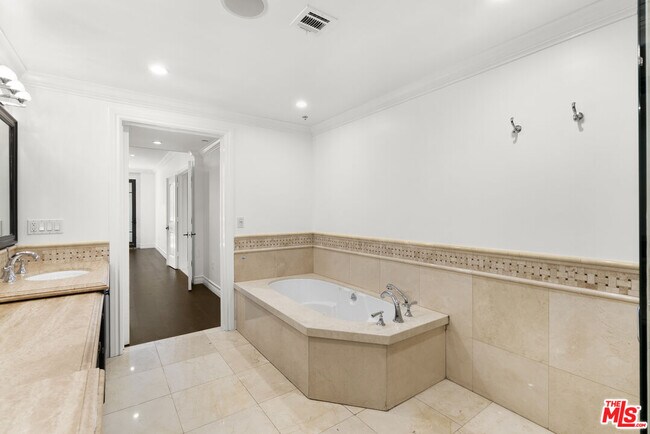 Building Photo - 208 S Lasky Dr